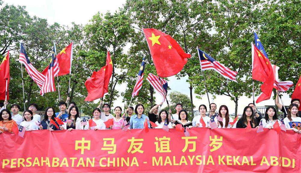 Xi arrives in Kuala Lumpur for state visit to Malaysia